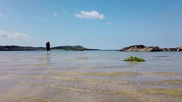 Mulher em pé na praia irlandesa no Condado de Donegal — Vídeo de Stock