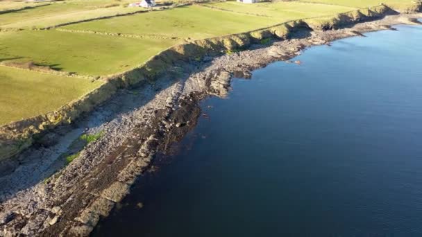 Luftaufnahme der Seebrücke von Ballysaggart und des Dritten Franziskanischen Ordens aus dem 15. Jahrhundert in St. Johns Point in der Grafschaft Donegal - Irland. — Stockvideo