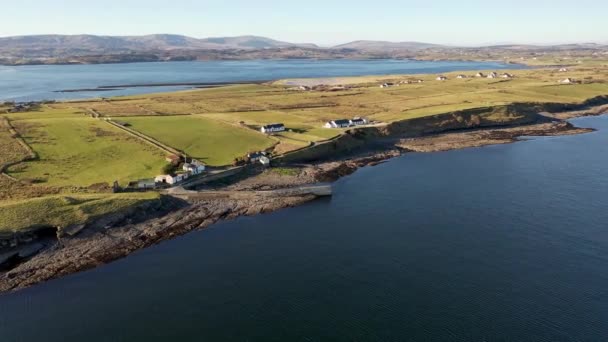 Luftaufnahme der Seebrücke von Ballysaggart und des Dritten Franziskanischen Ordens aus dem 15. Jahrhundert in St. Johns Point in der Grafschaft Donegal - Irland. — Stockvideo