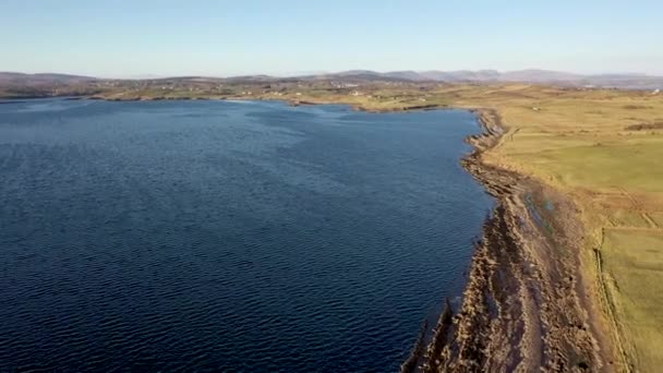 Vue aérienne de la côte labyrinthique de St Johns Point à côté de l'île Portned dans le comté de Donegal - Irlande. — Video