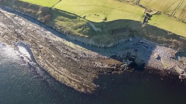 Widok z lotu ptaka na Ballysaggart Ringfort w St Johns Point w hrabstwie Donegal - Irlandia. — Wideo stockowe