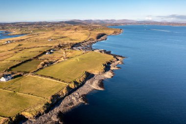 Ballyederland 'daki muhteşem kayalık sahilin havadan görünüşü, Donegal' deki St Johns Point 'in Ringfort' u da içeriyor..