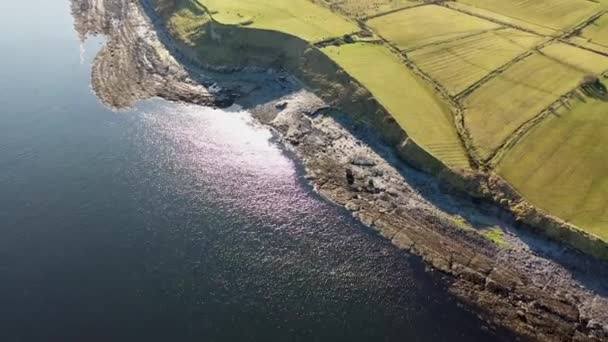 Widok z lotu ptaka na Ballysaggart Ringfort w St Johns Point w hrabstwie Donegal - Irlandia. — Wideo stockowe