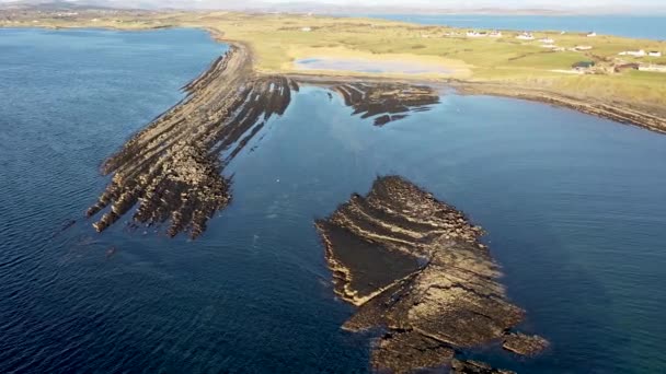 Luchtfoto van de doolhof kust bij St Johns Point naast Portned Island in county Donegal - Ierland. — Stockvideo