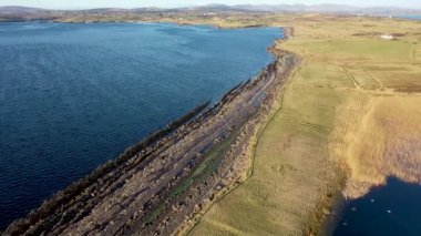 Donegal İlçesi 'ndeki Portned Adası' nın yanındaki St. Johns Point 'teki labirent kıyı manzarası.