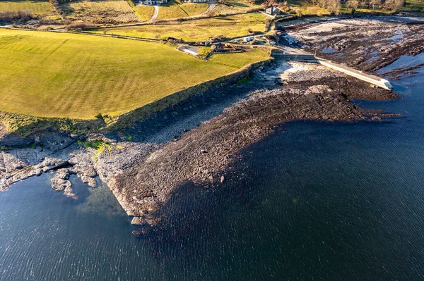 爱尔兰多尼加县敦尼马里的Ballyederland和码头令人惊奇的岩石海岸的空中景观 — 图库照片