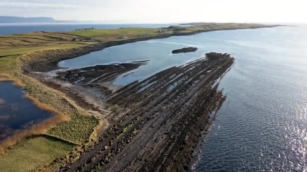 Aerial view of the mazing coast at St Johns Point next to Portned Island in County Donegal - Ireland. — Stok video