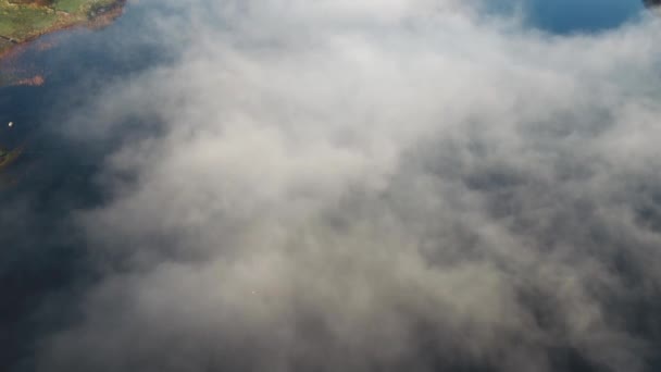 Vista aérea de Lough fad no nevoeiro da manhã, Condado de Donegal, República da Irlanda — Vídeo de Stock