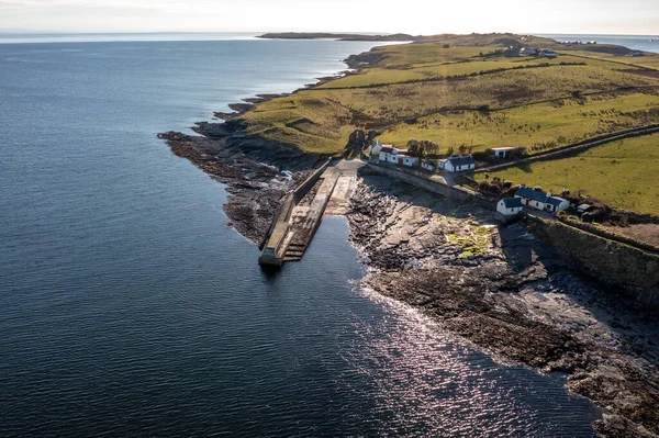 Vista aérea del muelle Ballysaggart y la Tercera Orden Franciscana del siglo XV permanece en St Johns Point en el Condado de Donegal - Irlanda. — Foto de Stock