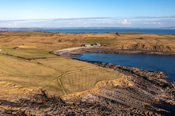 ラハン・ファーの素晴らしい岩の海岸の空中ビューby Dunkineey, St Jons Point in County Donegal - Ireland. — ストック写真