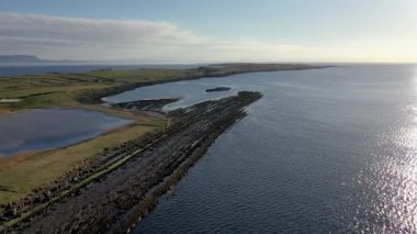 Donegal İlçesi 'ndeki Portned Adası' nın yanındaki St Johns Point 'teki muhteşem sahil manzarası.