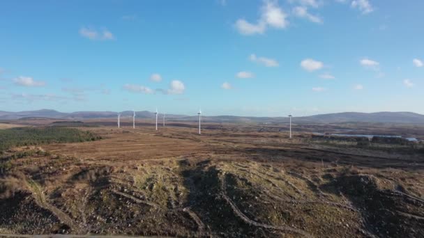 Vue aérienne de Bonny Glen et du parc éolien Loughderryduff entre Ardara et Portnoo dans le comté de Donegal. — Video