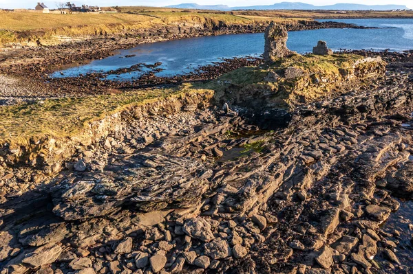 Vista aérea de la increíble costa en St Johns Point junto a Portned Island en el Condado de Donegal - Irlanda. — Foto de Stock