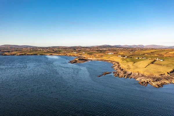Vista aérea da incrível costa em St Johns Point ao lado de Portned Island no Condado de Donegal - Irlanda. — Fotografia de Stock