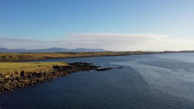 Donegal İlçesi 'ndeki Portned Adası' nın yanındaki St Johns Point 'teki muhteşem sahil manzarası.