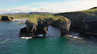 Büyük Pollet Deniz Kemerinin havadan görünüşü, Fanad Yarımadası, County Donegal, İrlanda.