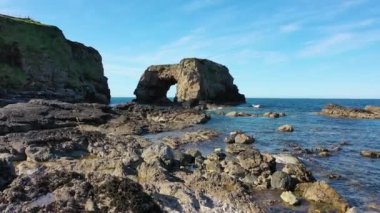 Büyük Pollet Deniz Kemerinin havadan görünüşü, Fanad Yarımadası, County Donegal, İrlanda.
