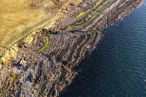 位于爱尔兰多尼加县圣约翰角的拉汉远端令人惊奇的岩石海岸的空中景观 — 图库照片