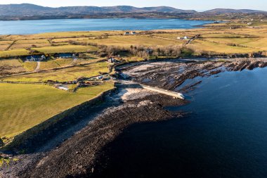Ballyederland 'daki muhteşem kayalık sahilin ve Donegal' deki Dunkineely 'nin rıhtımının havadan görünüşü.