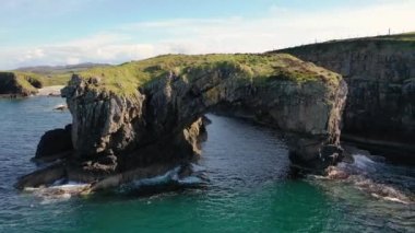 Büyük Pollet Deniz Kemerinin havadan görünüşü, Fanad Yarımadası, County Donegal, İrlanda.
