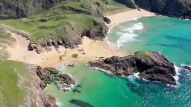 İrlanda 'nın Donegal ilçesindeki Boyeghether Körfezi olarak bilinen Cinayet Deliği plajının hava görüntüsü..