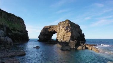 Büyük Pollet Deniz Kemerinin havadan görünüşü, Fanad Yarımadası, County Donegal, İrlanda.
