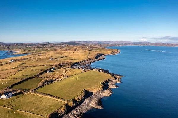Ballyederland 'daki muhteşem kayalık sahilin havadan görünüşü, Donegal' deki St Johns Point 'in Ringfort' u da içeriyor.
