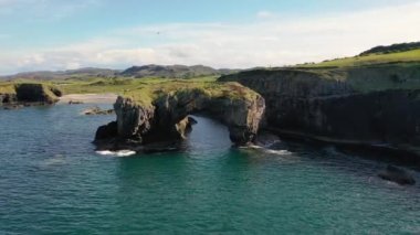 Büyük Pollet Deniz Kemerinin havadan görünüşü, Fanad Yarımadası, County Donegal, İrlanda.