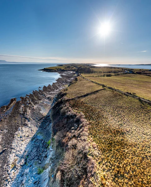 爱尔兰多尼加县圣约翰角的Ballyederland令人惊奇的岩石海岸的空中景观 — 图库照片