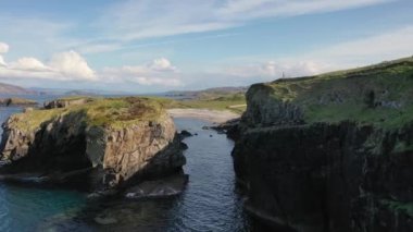 Büyük Pollet Deniz Kemerinin havadan görünüşü, Fanad Yarımadası, County Donegal, İrlanda.