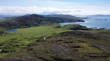 Donegal, İrlanda 'daki Boyeeghether Körfezi olarak adlandırılan Cinayet Deliği plajına giden yeni yolun hava manzarası..