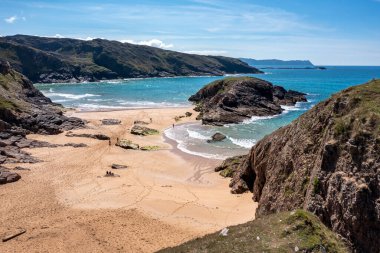İrlanda 'nın Donegal ilçesindeki Boyeghether Körfezi olarak bilinen Cinayet Deliği plajının hava görüntüsü..
