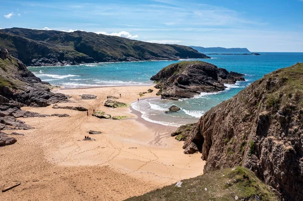 İrlanda 'nın Donegal ilçesindeki Boyeghether Körfezi olarak bilinen Cinayet Deliği plajının hava görüntüsü..