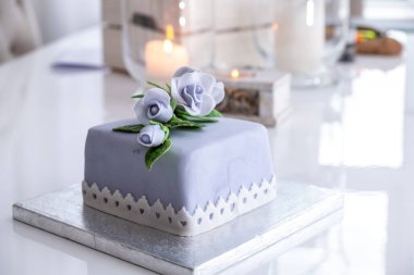 Mavi güllerle süslenmiş güzel meyveli pasta..