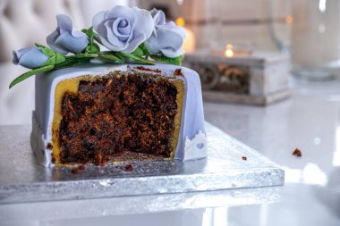 Mavi güllerle süslenmiş güzel meyveli pasta..