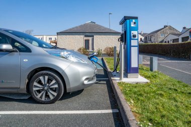 Dungloe, County Donegal, İrlanda - 10 Nisan 2022: Şarj istasyonunda elektrikli araba.