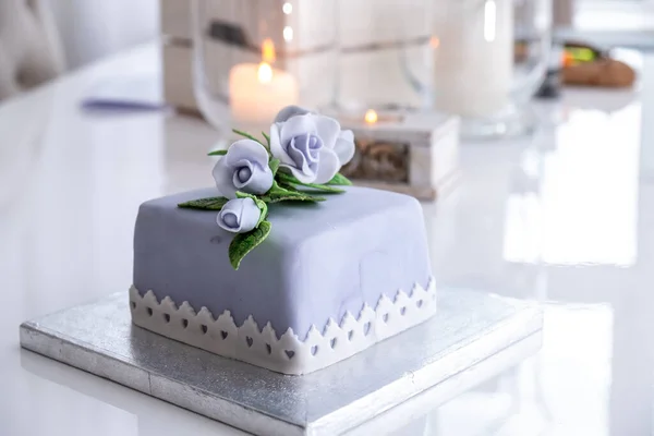 Bolo Frutas Bonito Decorado Com Rosas Azuis — Fotografia de Stock