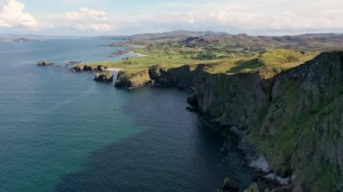 Büyük Pollet Deniz Kemerinin havadan görünüşü, Fanad Yarımadası, County Donegal, İrlanda.