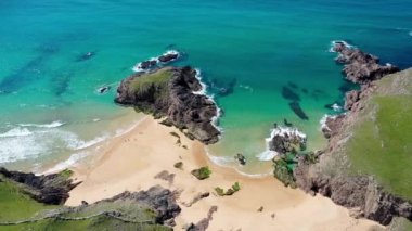 İrlanda 'nın Donegal ilçesindeki Boyeghether Körfezi olarak bilinen Cinayet Deliği plajının hava görüntüsü..