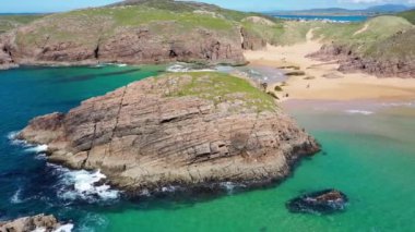 İrlanda 'nın Donegal ilçesindeki Boyeghether Körfezi olarak bilinen Cinayet Deliği plajının hava görüntüsü..