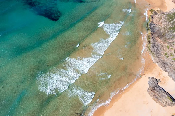 İrlanda 'nın Donegal ilçesindeki Boyeghether Körfezi olarak bilinen Cinayet Deliği plajının hava görüntüsü..
