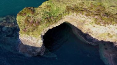 Büyük Pollet Deniz Kemerinin havadan görünüşü, Fanad Yarımadası, County Donegal, İrlanda.