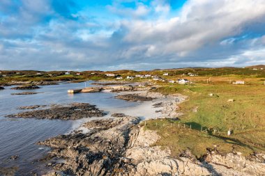 Donegal, İrlanda 'da Rossbeg limanının yanındaki güzel sahil..