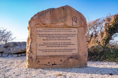 DUNKINEELY, İKİ DONEGAL, IRELAND - 10 NİSAN 2022: Taşlar ani bir fırtınada hayatını kaybeden balıkçıyı hatırlıyor.