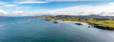 Büyük Pollet Deniz Kemerinin havadan görünüşü, Fanad Yarımadası, County Donegal, İrlanda.