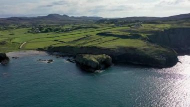 Büyük Pollet Deniz Kemerinin havadan görünüşü, Fanad Yarımadası, County Donegal, İrlanda.
