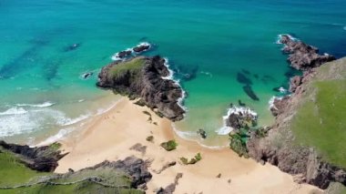 İrlanda 'nın Donegal ilçesindeki Boyeghether Körfezi olarak bilinen Cinayet Deliği plajının hava görüntüsü..