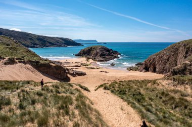 İrlanda 'nın Donegal ilçesindeki Boyeghether Körfezi olarak bilinen Cinayet Deliği plajının hava görüntüsü..