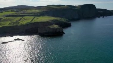 Büyük Pollet Deniz Kemerinin havadan görünüşü, Fanad Yarımadası, County Donegal, İrlanda.