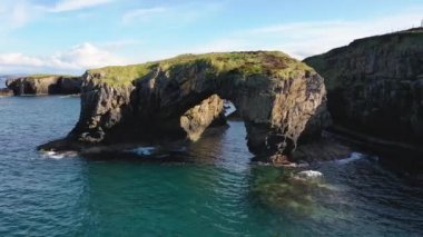 Büyük Pollet Deniz Kemerinin havadan görünüşü, Fanad Yarımadası, County Donegal, İrlanda.